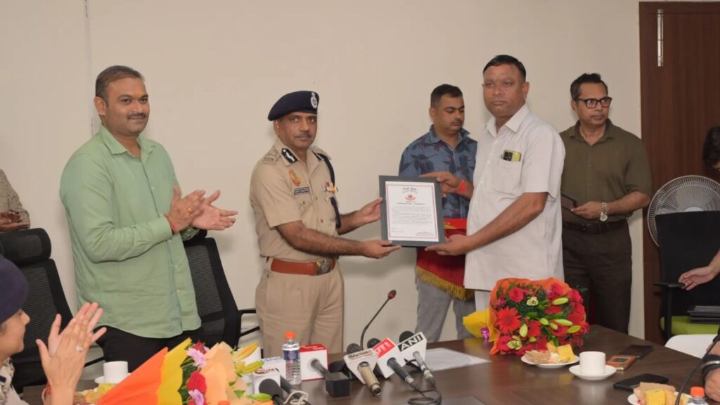 Delhi Traffic Police felicitates drivers of Highway Hero Trust